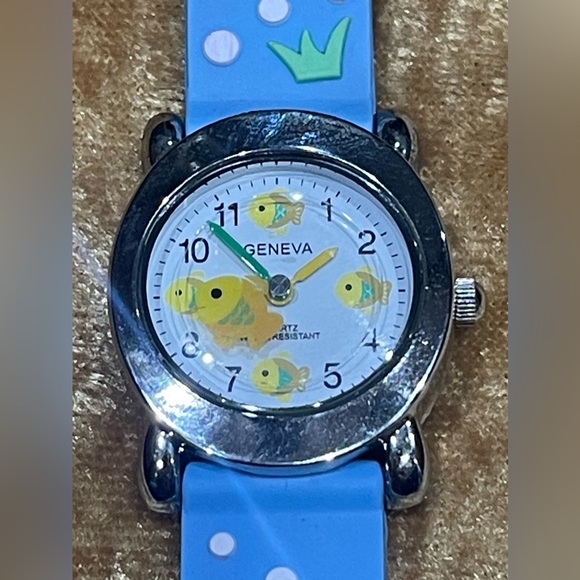 Geneva Kids Wrist Watch Color Blue w/Yellow fish the second hand being of a fish - Picture 7 of 9